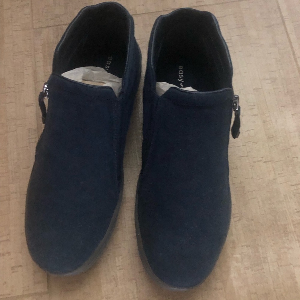 Easy Spirit Novia - new with box low ankle boots in dark blue nubuck size 6.5 M